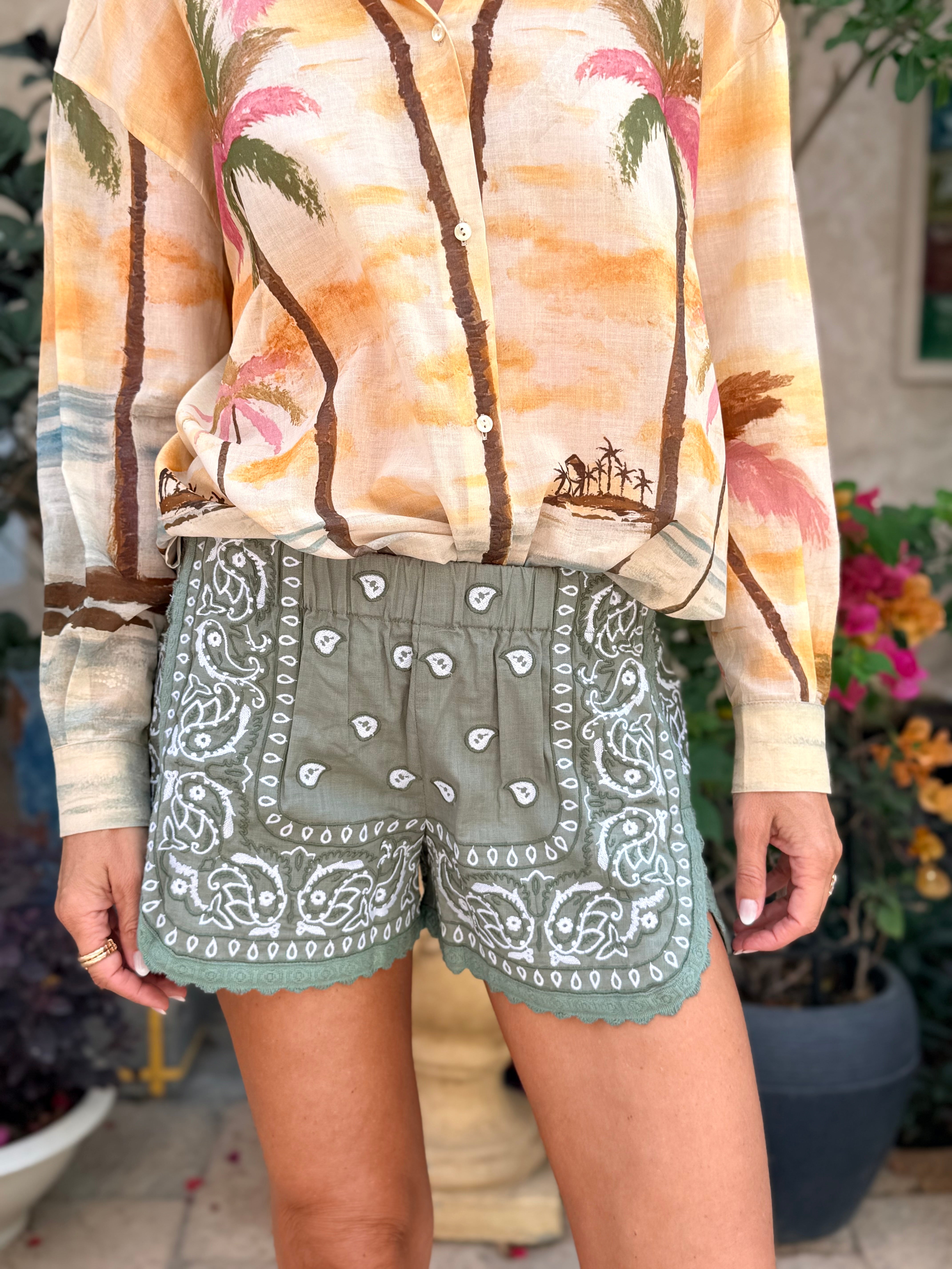 MILITARY GREEN PAYSLEY SHORT