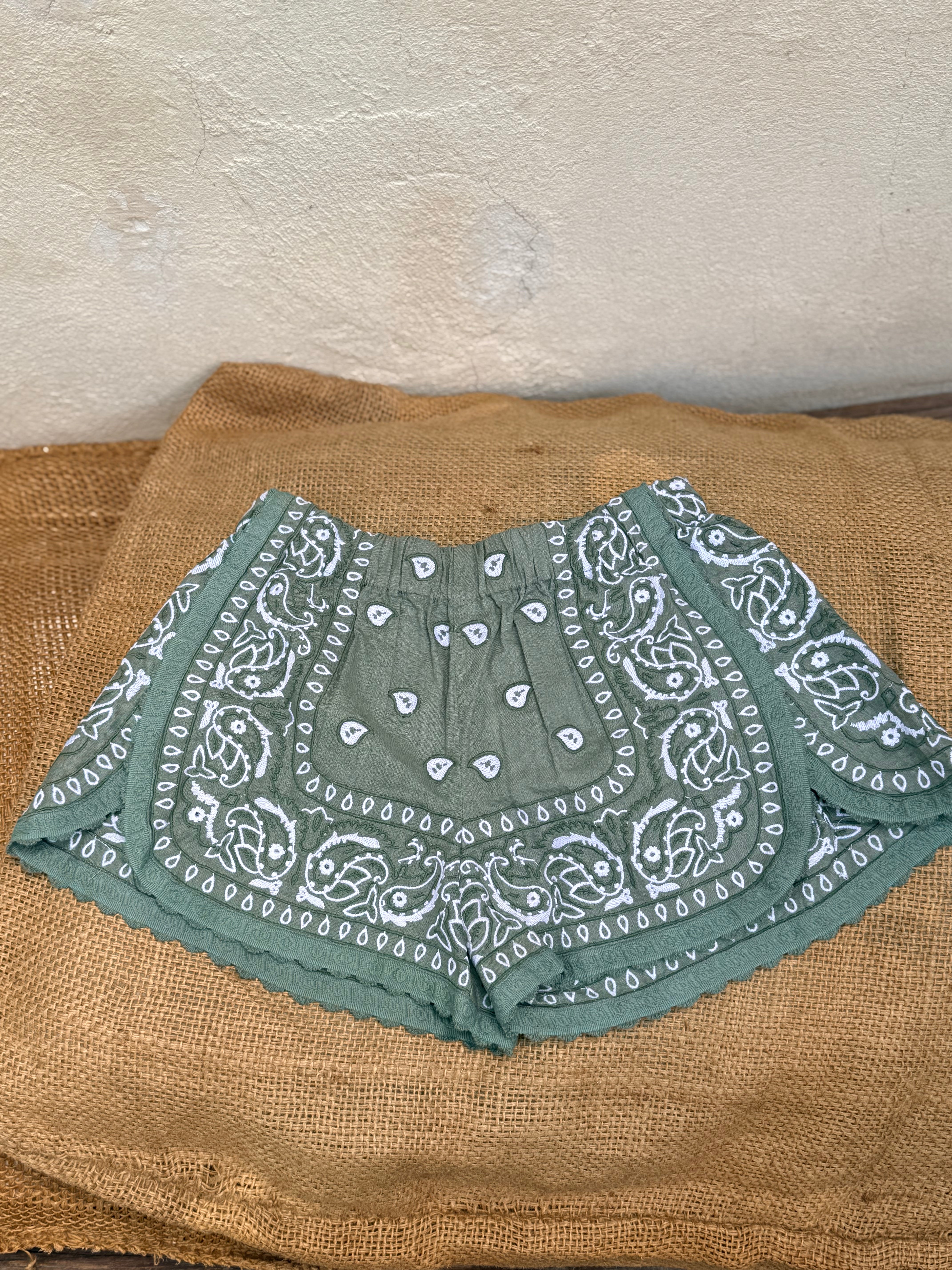 MILITARY GREEN PAYSLEY SHORT