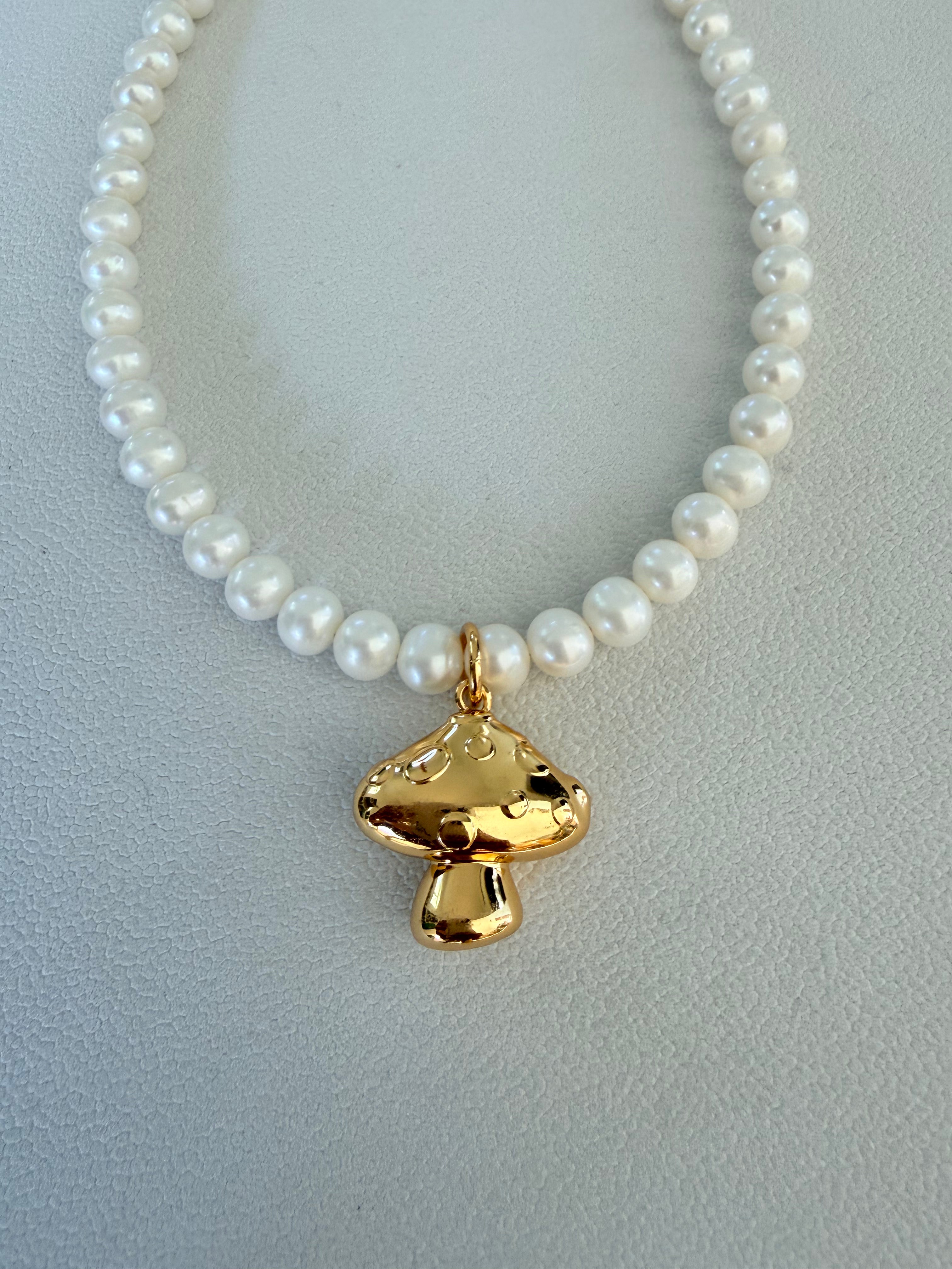 MUSHROOM CHARM WHITE PEARL NECKLACE
