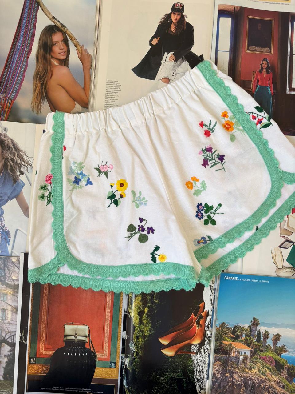 VINTAGE EMBROIDERED SHORTS M