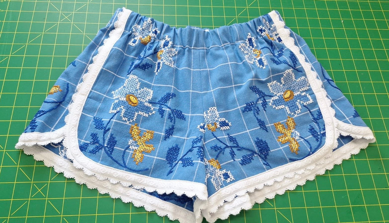 VINTAGE EMBROIDERED SHORTS M