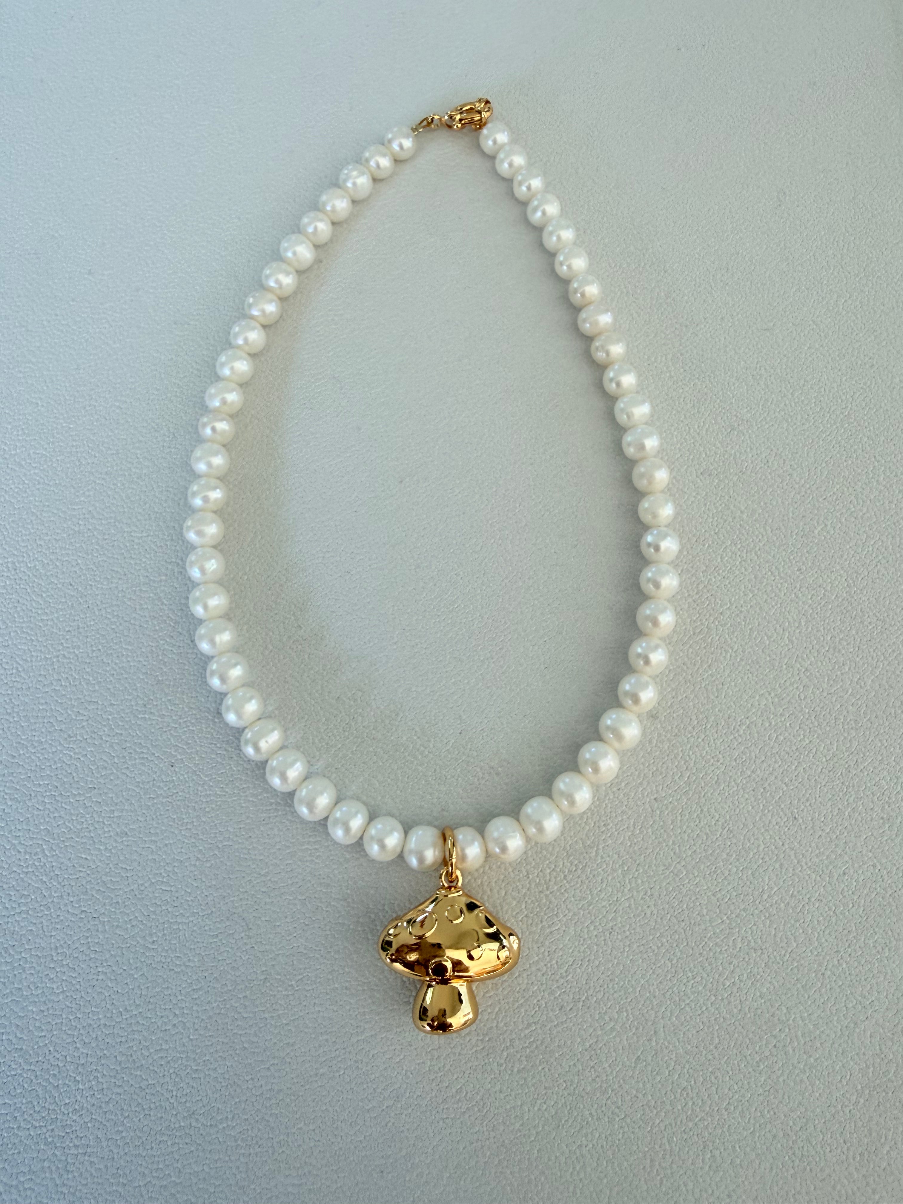 MUSHROOM CHARM WHITE PEARL NECKLACE