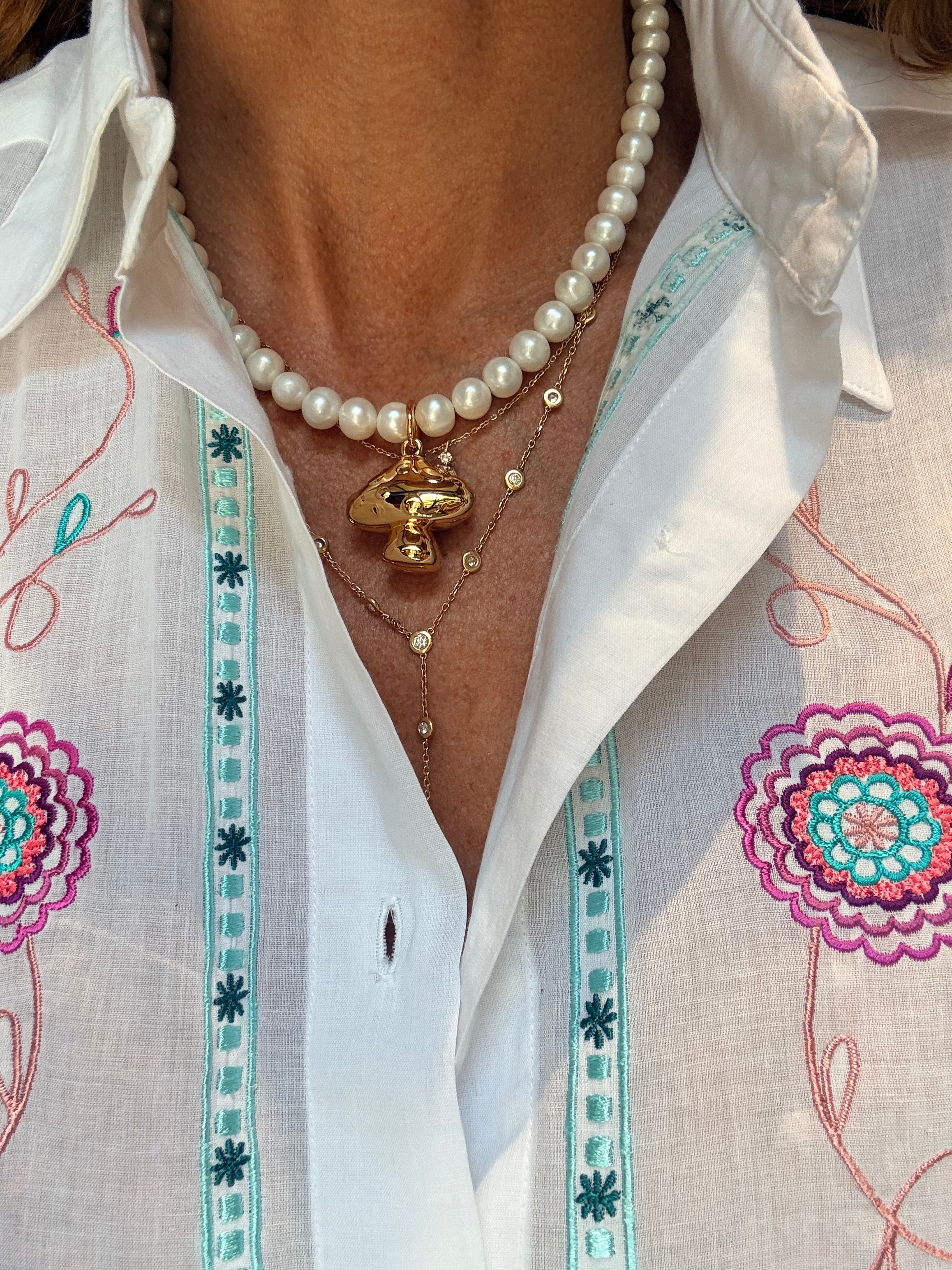 MUSHROOM CHARM WHITE PEARL NECKLACE