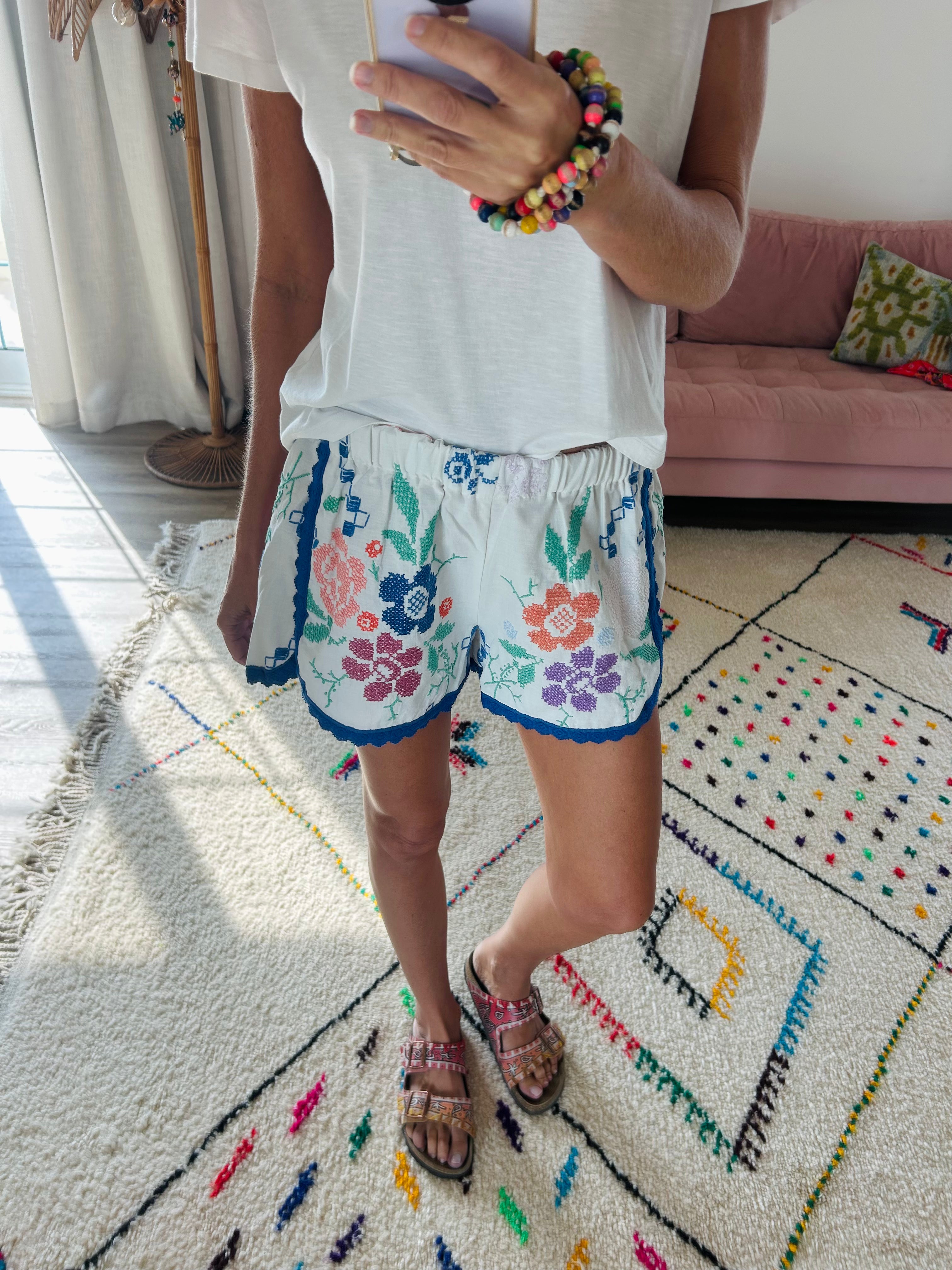 VINTAGE EMBROIDERED SHORTS M