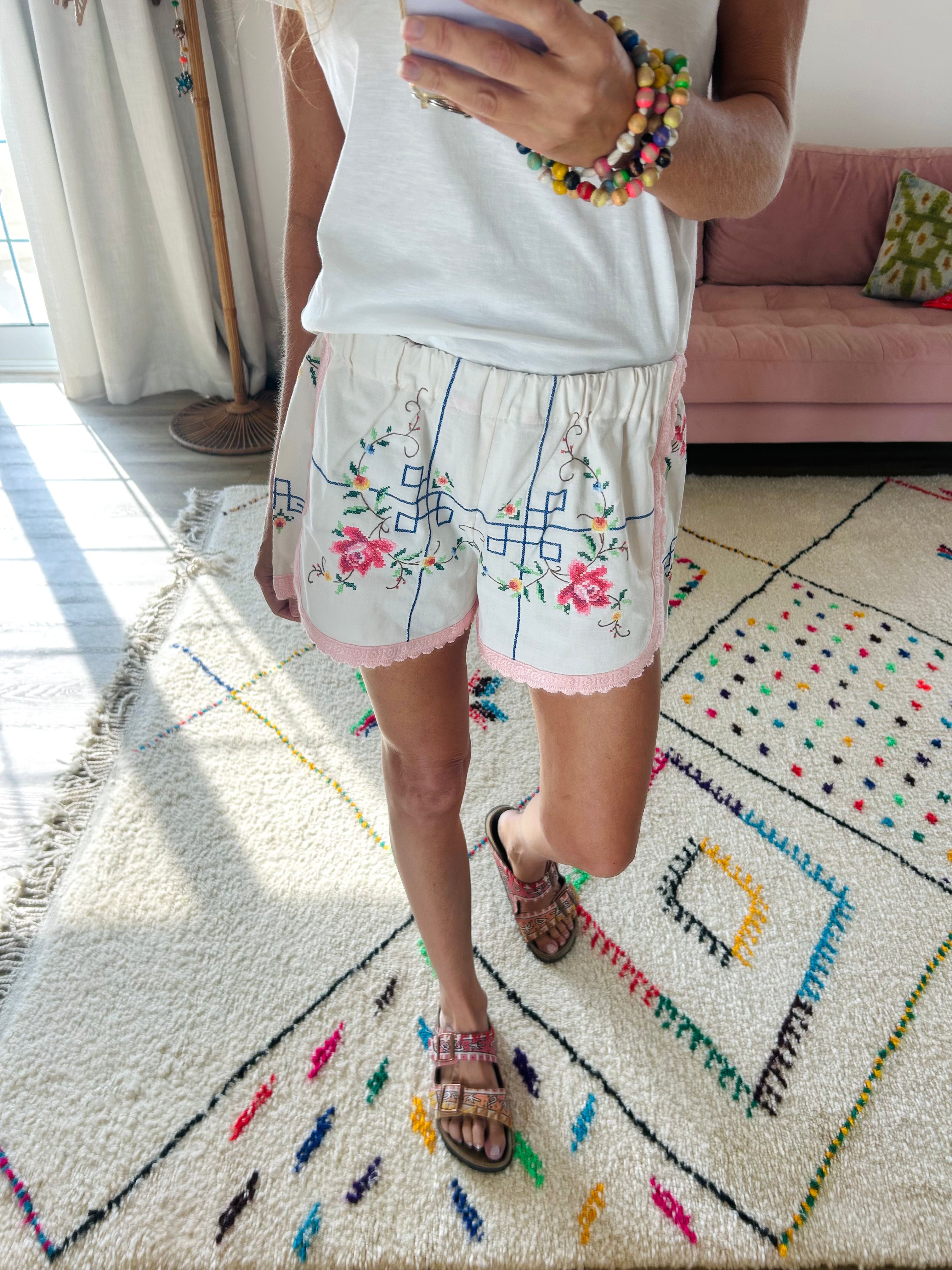VINTAGE EMBROIDERED SHORTS M