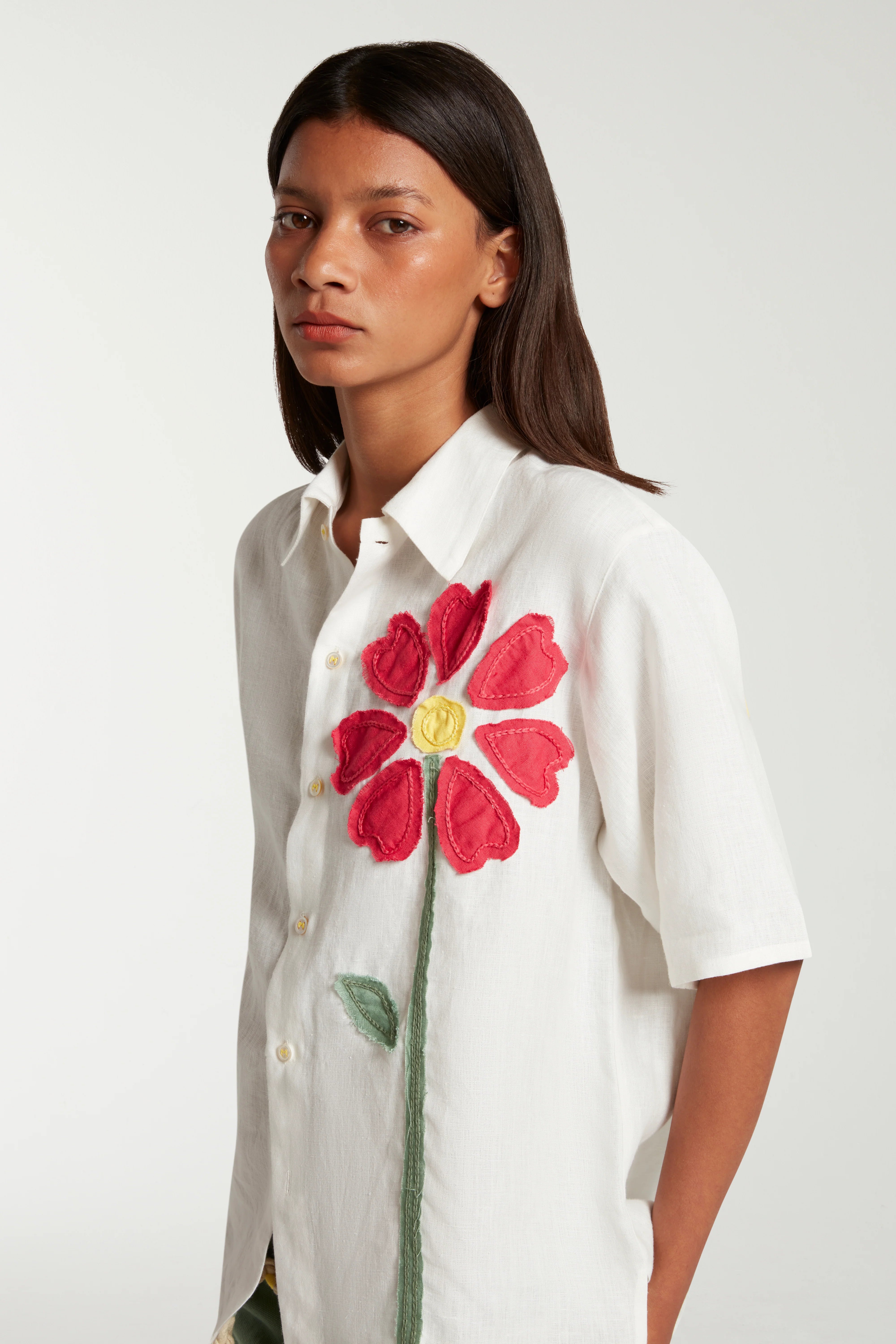 SHORT SLEEVE SHIRT WITH APPLIQUE FLOWER