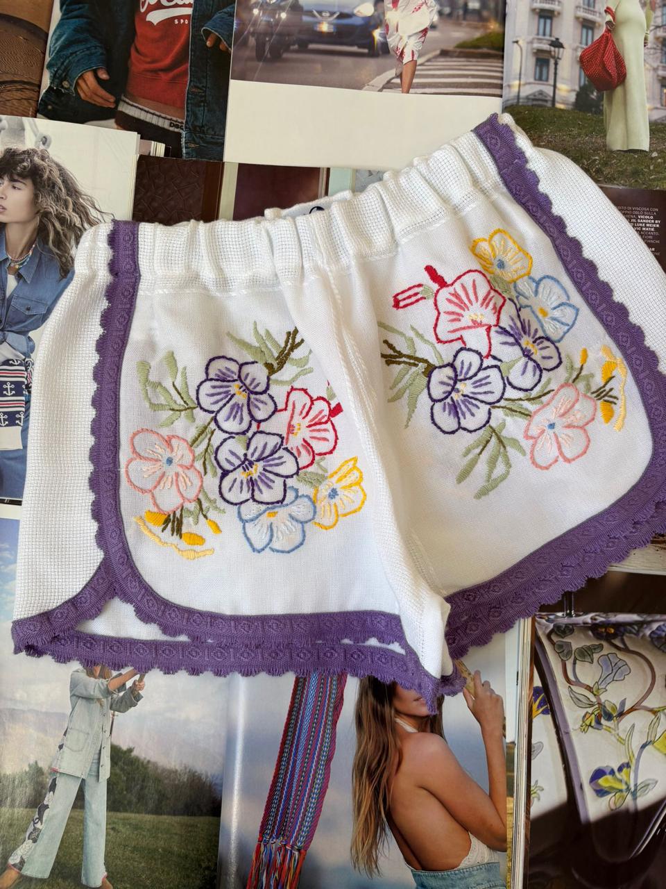 VINTAGE EMBROIDERED SHORTS M