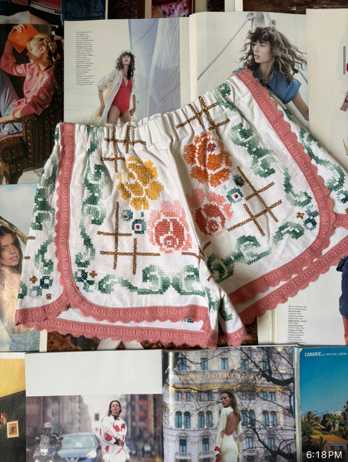 VINTAGE EMBROIDERED SHORTS M